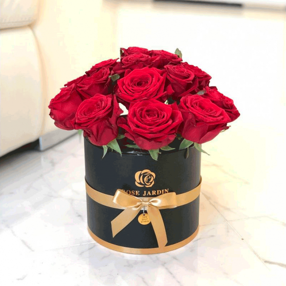 15 красных роз в шляпной коробке в Красногвардейском