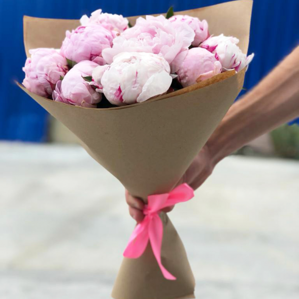 Букет 9 нежных пионов в крафте в Красногвардейском