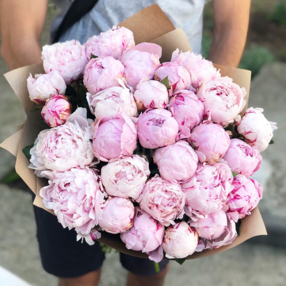 Букет 29 нежных пионов в крафте в Красногвардейском