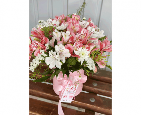 Нежный микс альстромерий в шляпной коробке в Красногвардейском