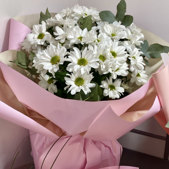 Букет  из 7 белых кустовых хризантем в упаковке в Красногвардейском