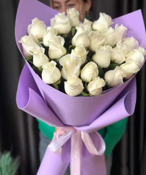 25 белых роз в упаковке Эквадор в Красногвардейском