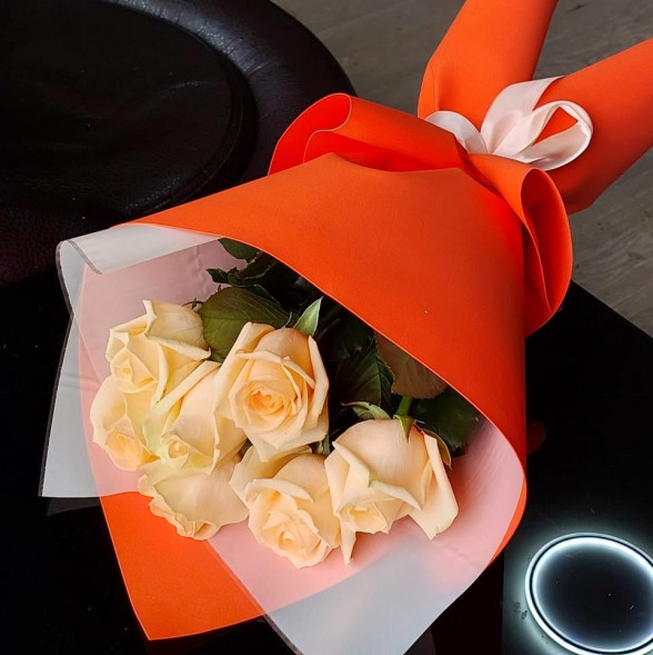 Букет 7 кремовых роз в упаковке в Красногвардейском