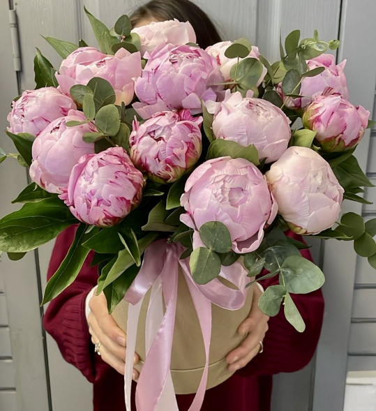 Пионы 13 шт. в шляпной коробке в Красногвардейском