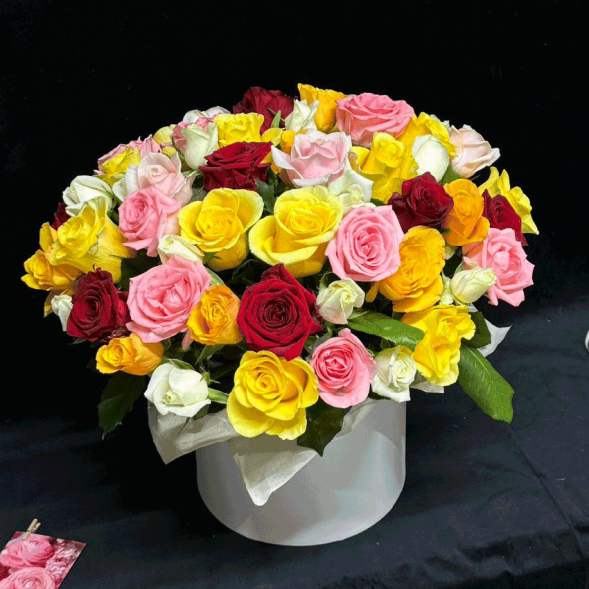 51 роза микс в шляпной коробке в Красногвардейском