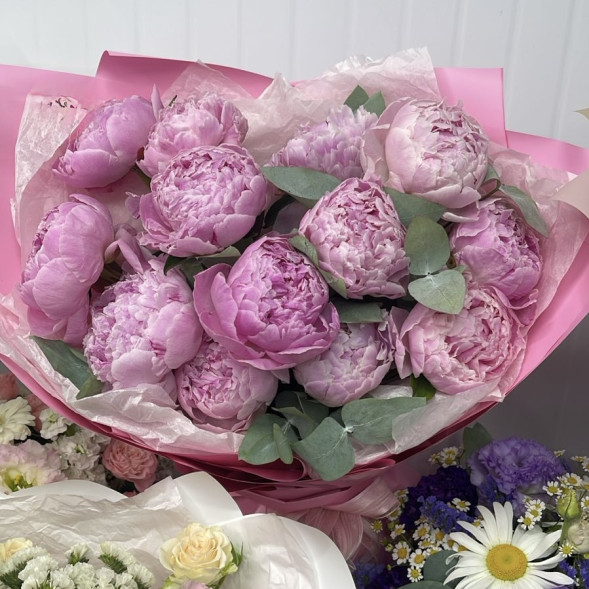 Букет 13 нежных пионов в упаковке в Красногвардейском