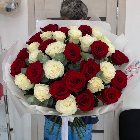 35 роз Эквадор Премиум с эвкалиптом в Красногвардейском