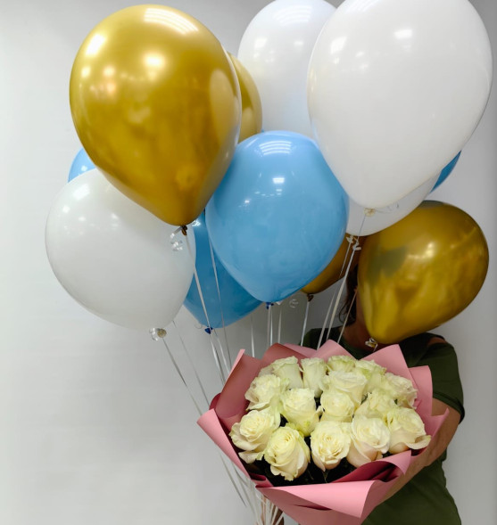 Букет 15 белых роз и 15 гелиевых шаров в Красногвардейском