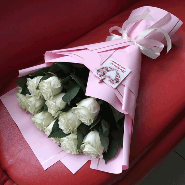 Букет 11 белых роз в упаковке в Красногвардейском